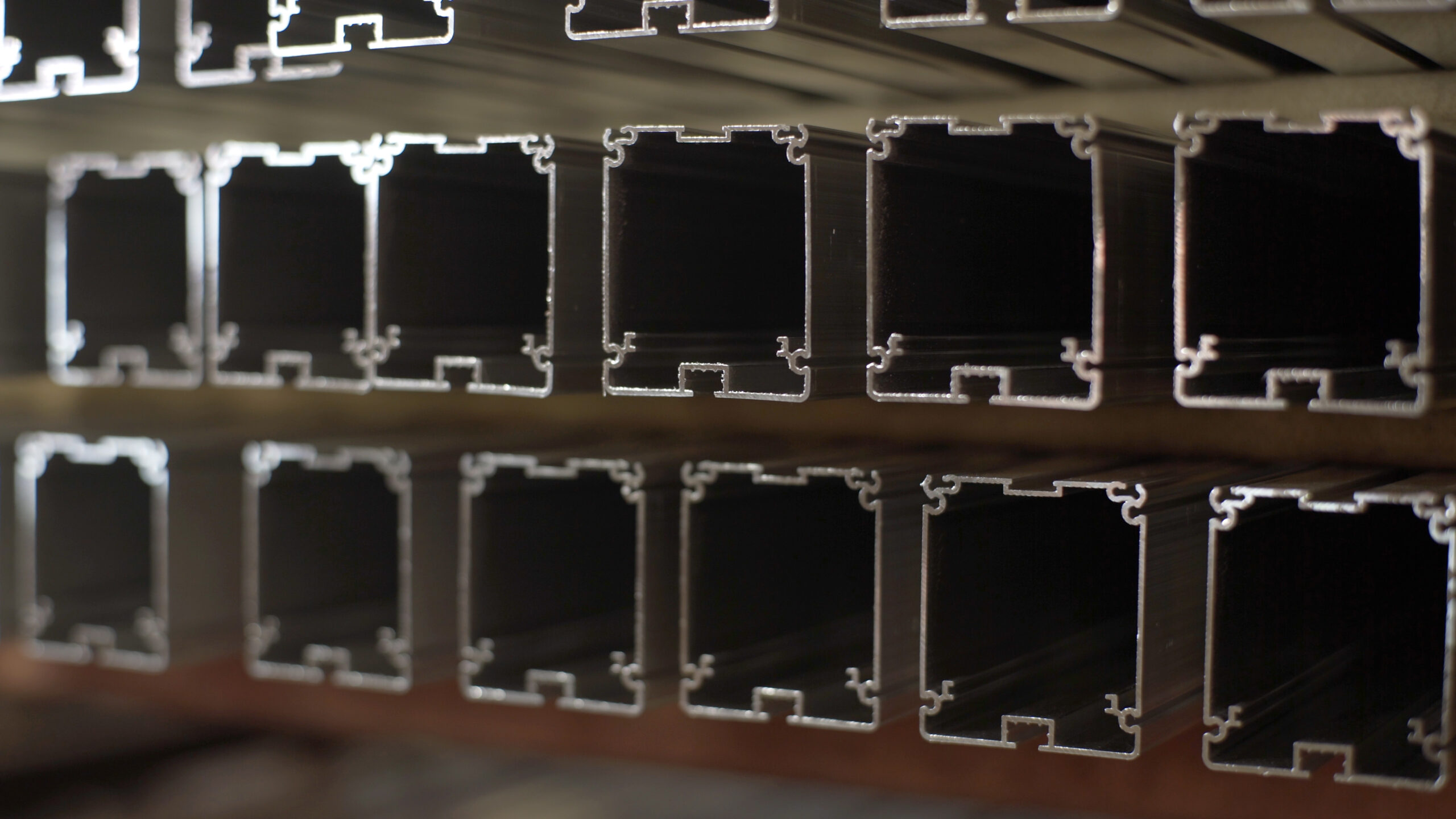 How is aluminium extrusion manufactured?